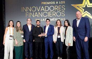 Felices y orgullosos, los directivos de itti recibieron el Premio Oro en la categoría Banca Digital en los Premios Fintech.
