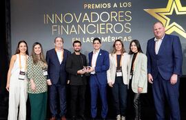 Felices y orgullosos, los directivos de itti recibieron el Premio Oro en la categoría Banca Digital en los Premios Fintech.