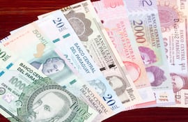 Billetes de diferentes guaraníes de diferentes denominaciones.