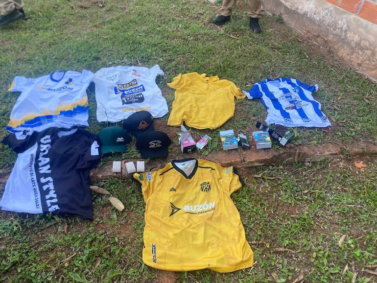 Camisetas y gorras incautadas como evidencias en el allanamiento realizado ayer en Capiatá.