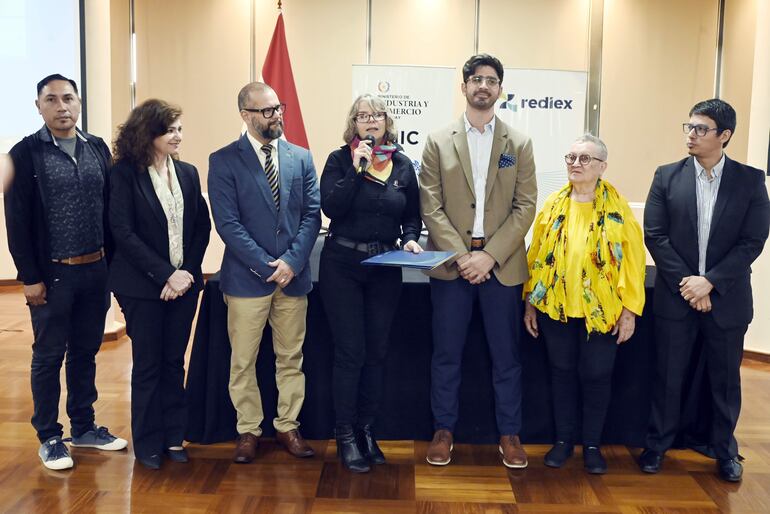 Varias autoridades acompañaron el reconocimiento a la cineasta Mónica Ismael.