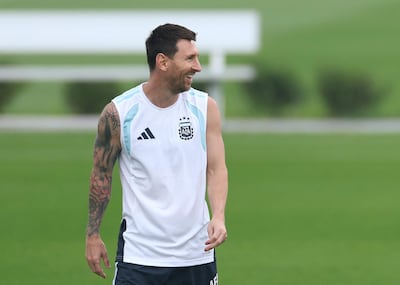 Lionel Messi sonríe durante su último entrenamiento antes de la final de mañana frente a España.