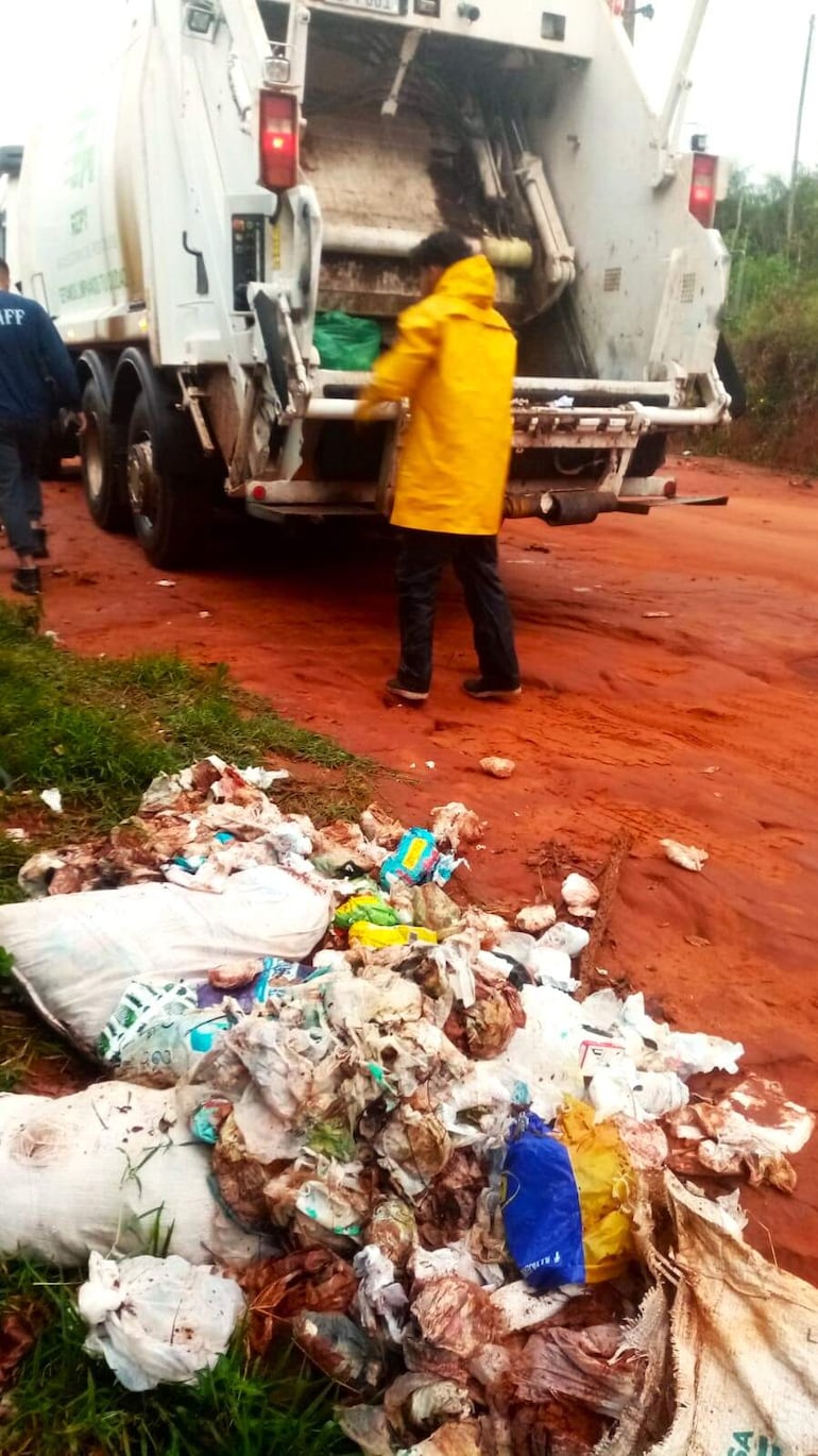 Tras queja ciudadana levantan basuras de vertederos clandestinos en Carapeguá.