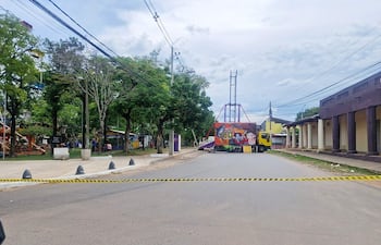 Denuncian instalación de un parque de diversiones en medio de la calle, lo que obstaculiza el tránsito vehicular.