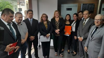 Los abogados que acompañaron la denuncia contra 23 senadores.