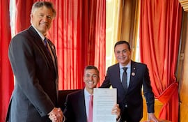 El 13 de marzo pasado estando en Chile, Santiago Peña, promulgó el Acuerdo militar SOFA con EE.UU.. En la foto aparece estrechando la mano del Secretario de Estado Adjunto de EE.UU., Christopher Landau. Completa el cuadro el canciller nacional Rubén Ramírez Lezcano.