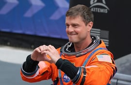 El comandante Reid Wiseman forma un corazón con sus manos mientras sale del edificio de Operaciones y Verificación Neil A. Armstrong antes del lanzamiento de Artemis II en el Centro Espacial Kennedy de la NASA, el 1 de abril de 2026, en Cabo Cañaveral, Florida.