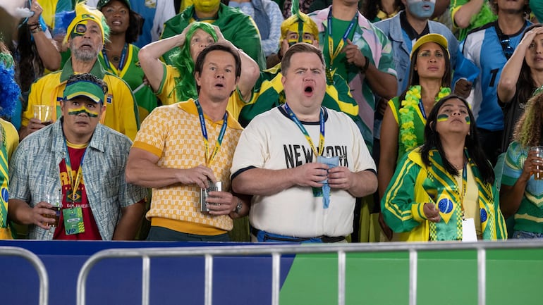 Bolas arriba película Mark Wahlberg Paul Walter Hauser