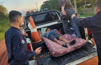 Niño recién nacido en patrullera con agentes de seguridad que ayudan, rodeados de vegetación y un camino de tierra.
