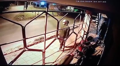 Captura de pantalla del circuito cerrado donde se ve a uno de los ladrones de la motocicleta.