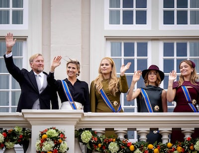 El rey holandés Guillermo Alejandro, la reina Máxima, la princesa Amalia, la princesa Alexia y la princesa Ariane saludan a la multitud desde el balcón del Palacio Noordeinde en el Día del Príncipe en La Haya. (Jeroen Jumelet / ANP / AFP) / Netherlands OUT