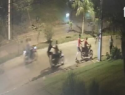 Cámara de circuito cerrado captó el momento en el que una mujer era víctima de asalto en el Yacht.