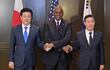 (De izquierda a derecha) El ministro de Defensa de Japón, Minoru Kihara, el secretario de Defensa de Estados Unidos, Lloyd Austin, y el ministro de Defensa de Corea del Sur, Shin Won-sik, asisten a una reunión trilateral al margen de la cumbre del Diálogo Shangri-La en Singapur el 2 de junio de 2024.