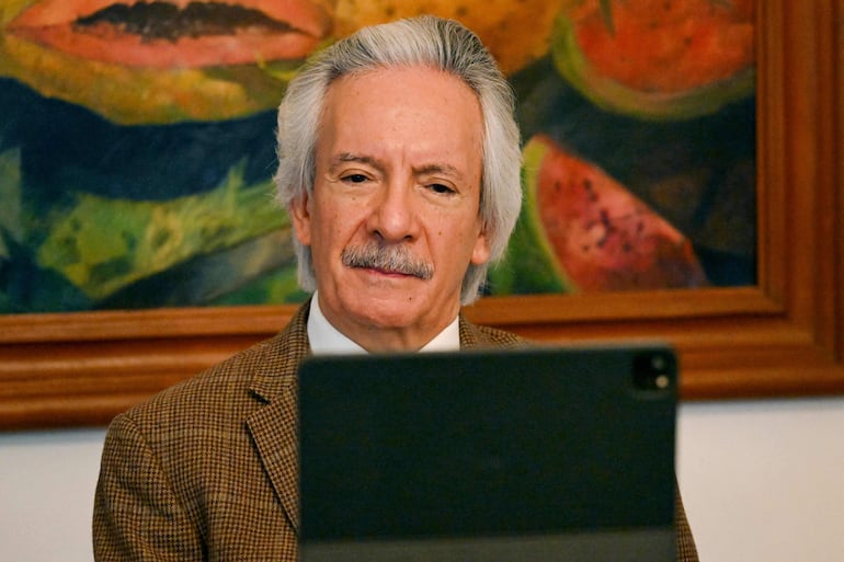 El periodista guatemalteco y fundador del antiguo periódico "El Periódico", José Rubén Zamora, participa en una reunión virtual con miembros de la Sociedad Interamericana de Prensa (SIP) desde su domicilio, donde se encuentra bajo arresto domiciliario en Ciudad de Guatemala