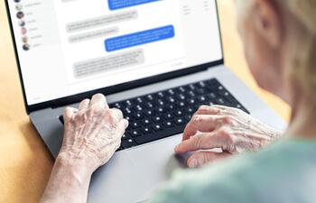 Una mujer mayor chatea en línea en una red social.