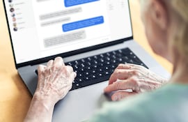Una mujer mayor chatea en línea en una red social.