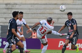 El extremo de Nacional, Orlando Gaona Lugo intenta el disparo rodeado de jugadores del Sportivo San Lorenzo, en el encuentro por la primera fecha del torneo Apertura 2026, disputado en el estadio Arsenio Erico.