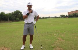El golfista paraguayo Fabrizio Zanotti posa tomando tereré durante un entrenamiento, el 20 de junio de 2024, en el campo de golf del Comité Olímpico Paraguayo, en Luque.
