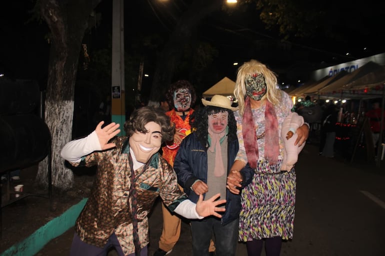 Los tradicionales kamba recorrieron la calle Teniente Fariña de Caacupé, llevando alegría, música y color a los presentes, que disfrutaron de una de las expresiones culturales más representativas de la festividad.