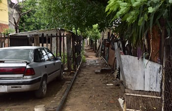 La franja de dominio del antiguo ferrocarril está en estas condiciones. Hay un gran desafío para liberar toda la franja.