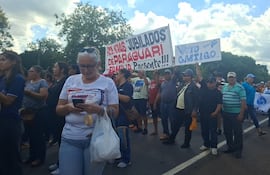 Los manifestantes marcharon sobre la calzada de la ruta PY01.
