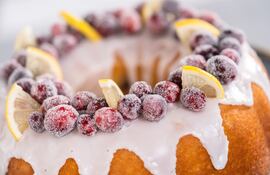 Bizcochuelo de cítricos y frutos rojos.