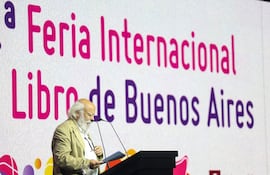 El escritor y periodista argentino Juan Sasturain habla durante la inauguración de la 49 Feria Internacional del Libro este jueves, en Buenos Aires (Argentina). La Feria del Libro inició con un clima de tensión desatado por el discurso del secretario de Cultura de Javier Milei, Leonardo Cifelli, que despertó abucheos entre los asistentes del público. EFE/ Juan Ignacio Roncoroni