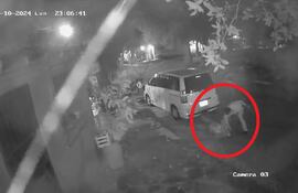 Brutal agresión a mujer quedó registrada en video.