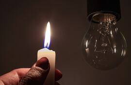 Una mano con una vela próxima a un foco