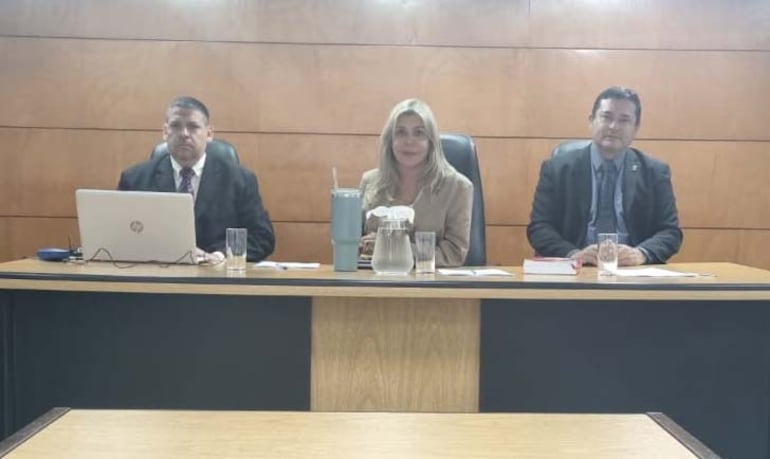 El Tribunal de Sentencia, presidido por Gloria Hermosa (c) e integrado por Darío Báez (d) y Juan Carlos Zarate (i).