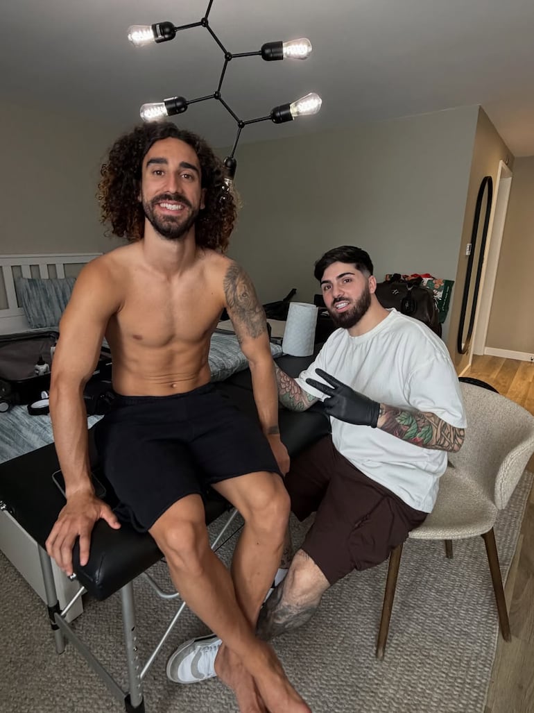Marc Cucurella, feliz junto al tatuador Ganga. (Instagram/Marc Cucurella)