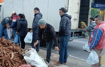 Integrantes de la Federación Nacional Campesina (FNC) donaron parte de su producción de mandioca.