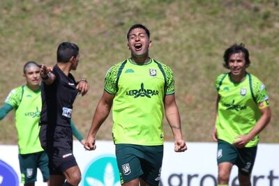 Jesús Amarilla celebra uno de los dos tantos que marcó ayer, el el triunfo del "rojo esteño" sobre Pastoreo FC. (Foto: APF)