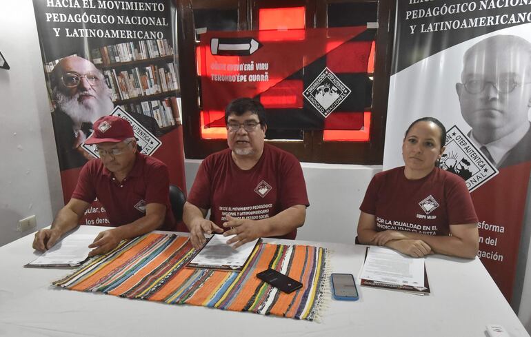 Gabriel Espínola (centro), Nery Arca y Marta Sotelo, dirigentes de la Otep Auténtica.