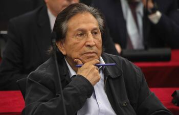 El expresidente Alejandro Toledo, asiste a la lectura de su sentencia este lunes, en Lima (Perú).