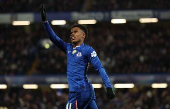 El mediocampista brasileño, Estevão, celebra después de anotar su segundo gol durante el partido de fútbol de la fase de liga de la UEFA Champions League entre el Chelsea y el Barcelona en Stamford Bridge, en Londres.