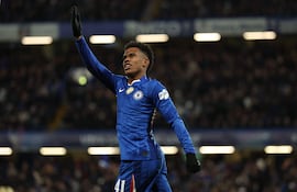 El mediocampista brasileño, Estevão, celebra después de anotar su segundo gol durante el partido de fútbol de la fase de liga de la UEFA Champions League entre el Chelsea y el Barcelona en Stamford Bridge, en Londres.