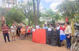 Manifestación frente a la Junta de Saneamiento de Piquete Cué.