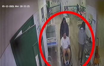 Christian Martín Peralta Peralta es llevado en silla de ruedas por su mujer, María Soledad Samaniego Servián, antes de la fuga del Hospital General de Luque.