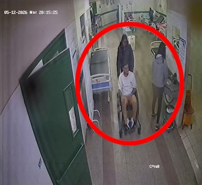 Christian Martín Peralta Peralta es llevado en silla de ruedas por su mujer, María Soledad Samaniego Servián, antes de la fuga del Hospital General de Luque.