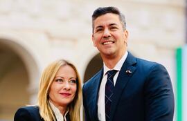 La primera ministra de Italia, Giorgia Meloni, junto al presidente de la República, Santiago Peña.