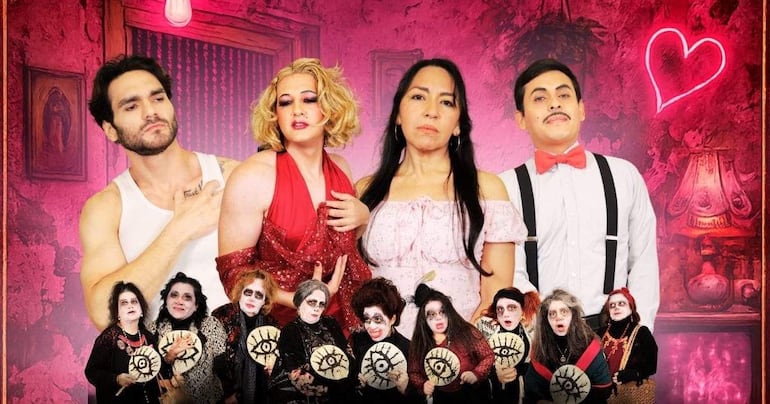 Cuatro actores en el primer plano: un hombre con camiseta blanca, una mujer en vestido rojo y otra en blusa blanca, mientras tres mujeres con maquillaje intenso están en el fondo.