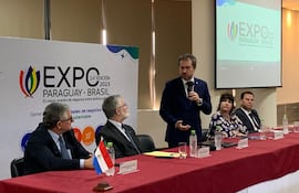El titular de la CCPB, Antonio Carlos Dos Santos; el embajador Antonio Marcondes de Carvalho; el ministro Luis Alberto Castiglioni, la viceministra Gilda Arréllaga y Junio Dantas, de la CCPB, en el Lanzamiento de la Expo Paraguay - Brasil 2023.