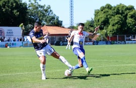 Daniel Fernández, del 12 de Junio de Villa Hayes, maniobra durante el partido de este sábado en Vista Alegre, Asunción.