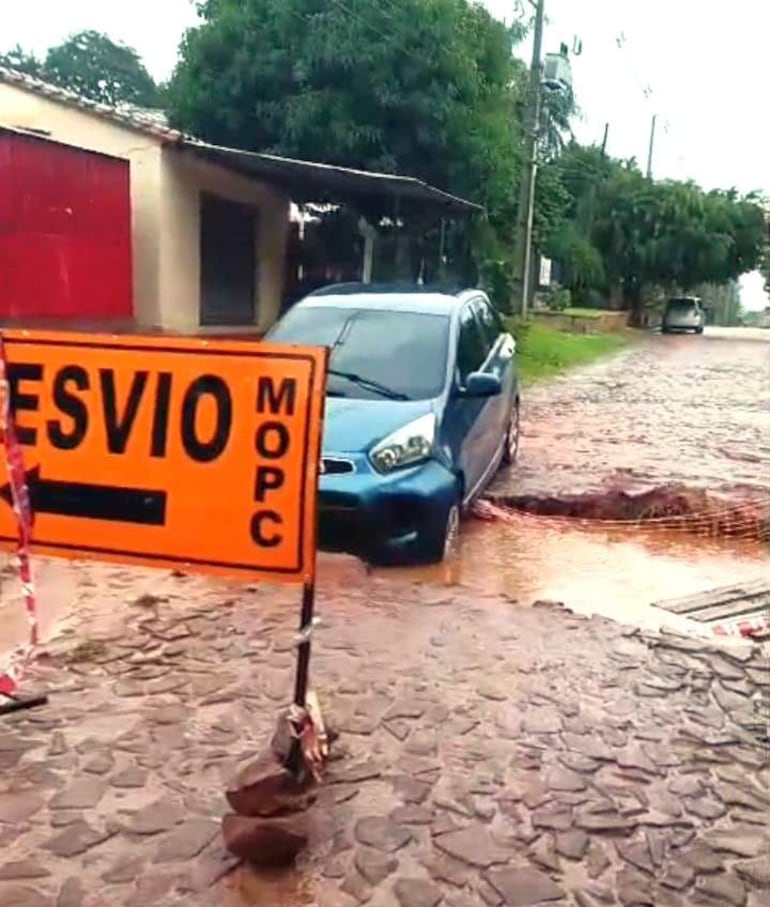 Un automóvil cayó en una obra de alcantarillado iniciada ayer en el barrio Sagrado Corazón de Jesús, en Carapeguá.