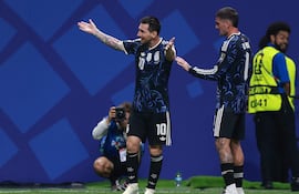 Lionel Messi y Rodrigo De Paul de Argentina reaccionan durante el partido de semifinales de la Copa Mundial de la FIFA 2026 entre Inglaterra y Argentina en el Estadio de Atlanta, en Atlanta, Georgia.