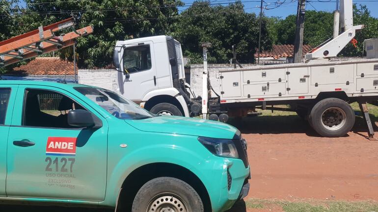 Un vehículo de la ANDE en la zona.