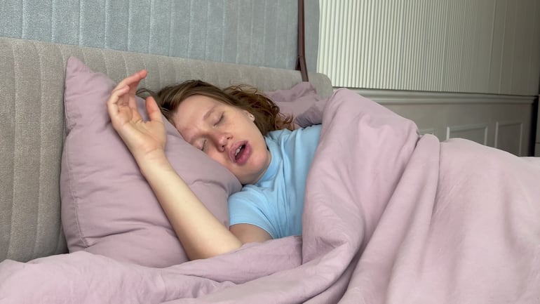 Mujer intenta dormir.