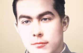 Julio César Duarte Ortellado con cabello oscuro peinado hacia atrás, serio, frente a un fondo suave y neutro.