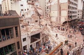 El atentado terrorista a la sede de la AMIA, en Buenos Aires en 1994. Ahora, un juez ratificó las restricciones dictadas contra dos libaneses, a pedido de la justicia argentina.